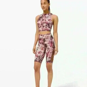 Lululemon Cropped Tank sz 12 & Wunder Train Shorts sz 10 
*Set*